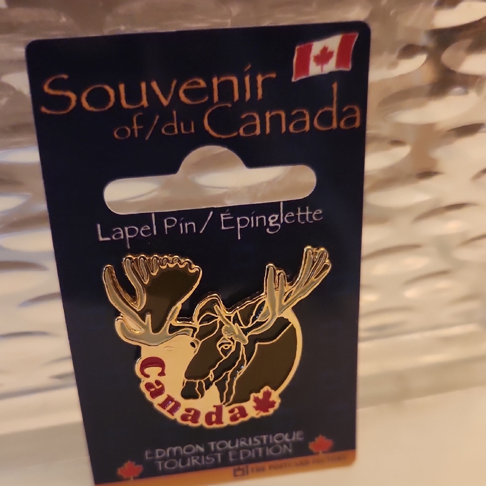 VINTAGE Canada Moose Lapel Pin - Picture 1 of 4